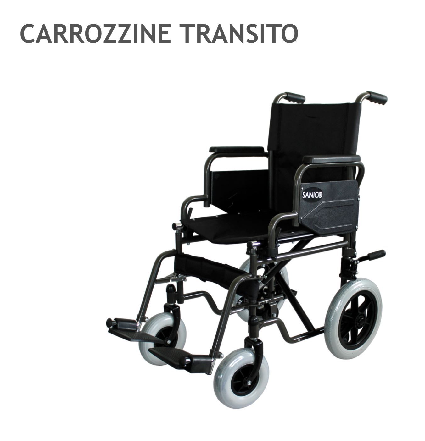 Una sedia a rotelle da trasporto compatta e nera, con ruote piccole, design pieghevole e poggiapiedi, su sfondo bianco.