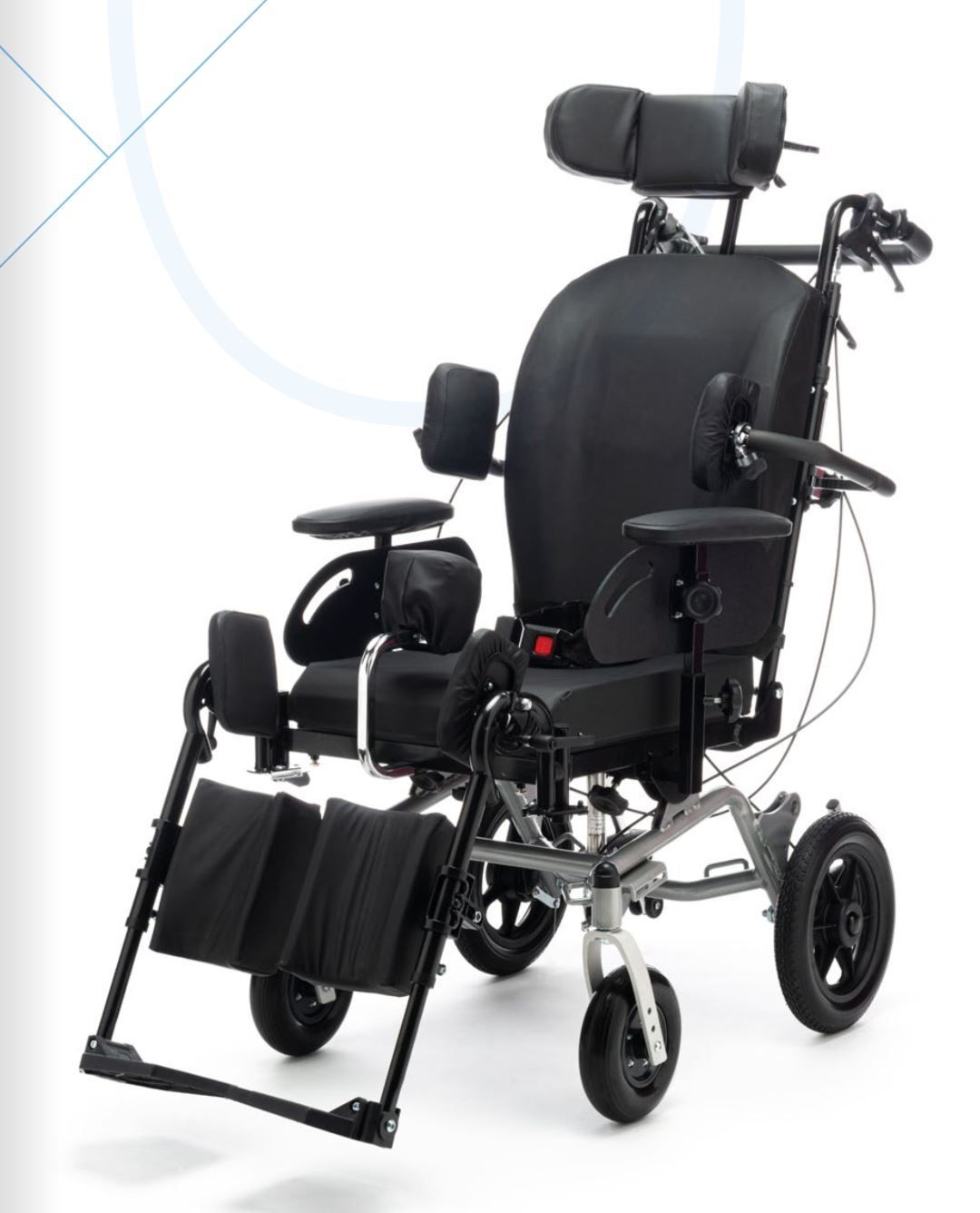 Una sedia a rotelle medica nera con schienale alto, poggiatesta regolabile, supporti per le gambe e braccioli imbottiti, su sfondo bianco.