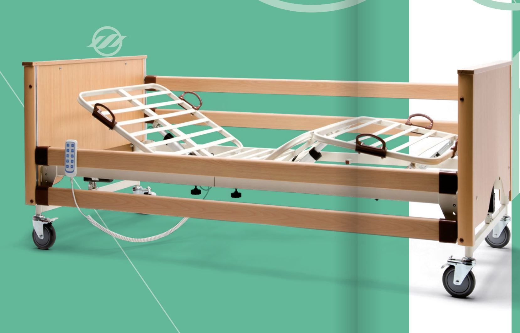 Un letto medico regolabile con struttura in legno chiaro e base a doghe in metallo bianco, su sfondo color verde acqua.