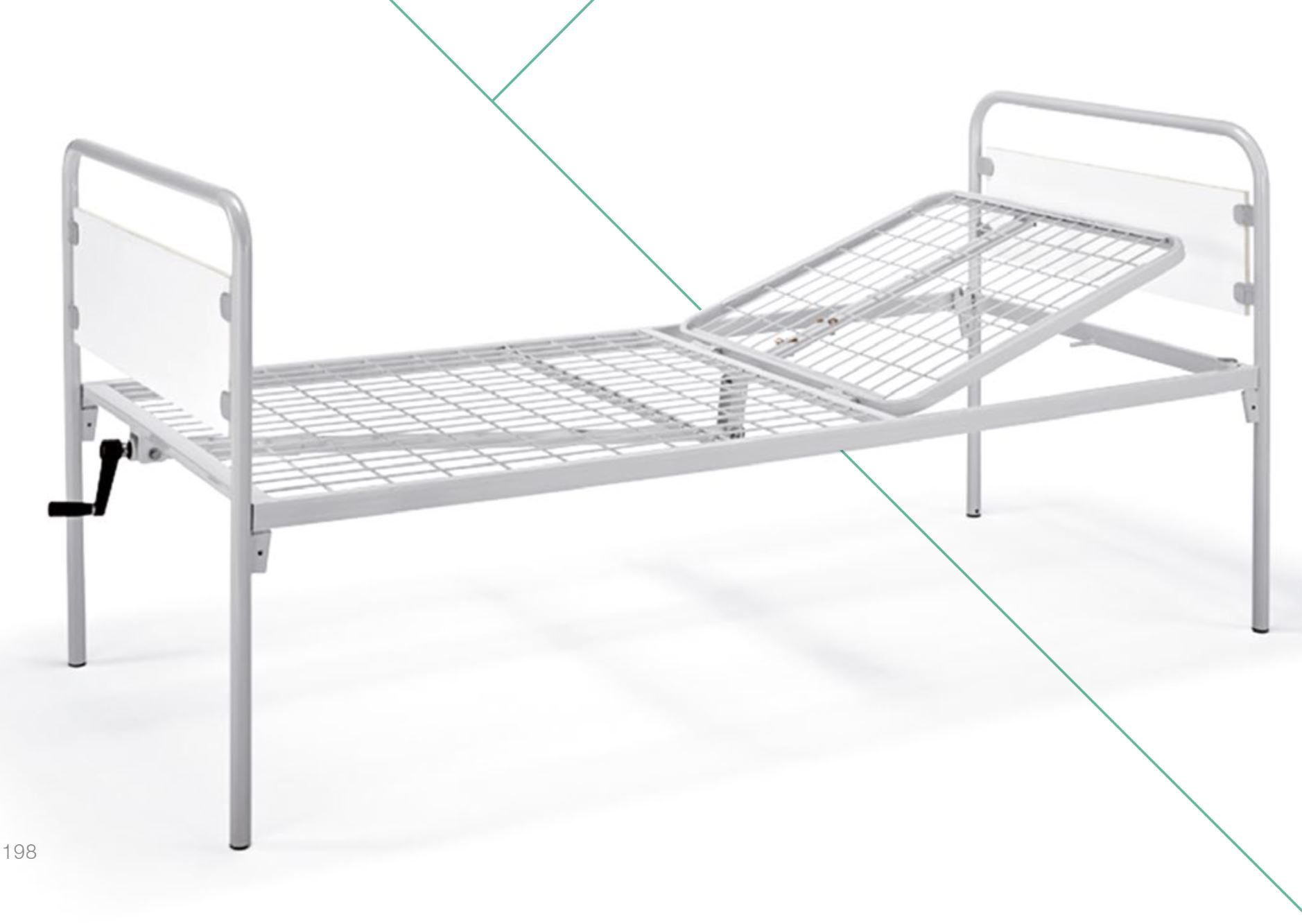 Un letto medico bianco, a sezione singola, con manovella manuale, struttura in rete metallica bianca e testiera e pediera.