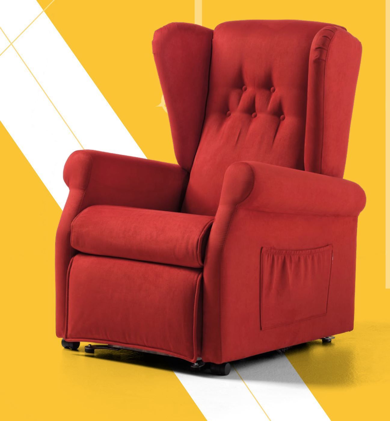 Poltrona reclinabile rossa con schienale a orecchioni, trapuntata e con tasca laterale portaoggetti, isolata su sfondo giallo.