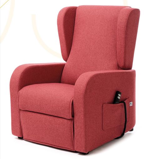 Una poltrona reclinabile elettrica rosa, con schienale alto e telecomando riposto in una tasca laterale.