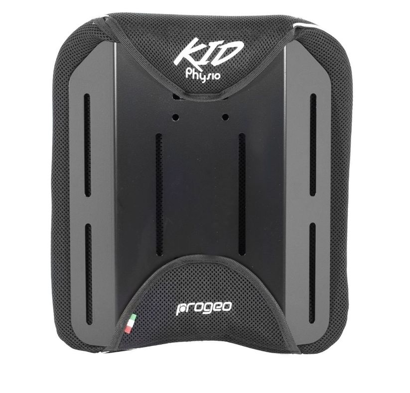 Schienale nero Progeo Kid per sedia a rotelle con piastra di montaggio in metallo grigio, finiture in tessuto e fessure regolabili.