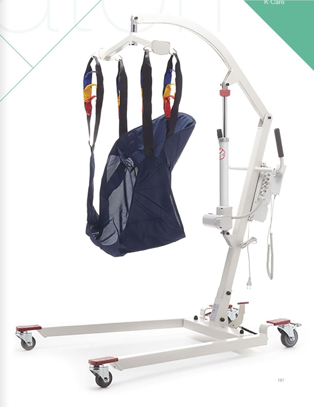 Sollevatore per pazienti con imbracatura blu, dotato di telaio mobile in metallo bianco su ruote e braccio di sollevamento elettrico.