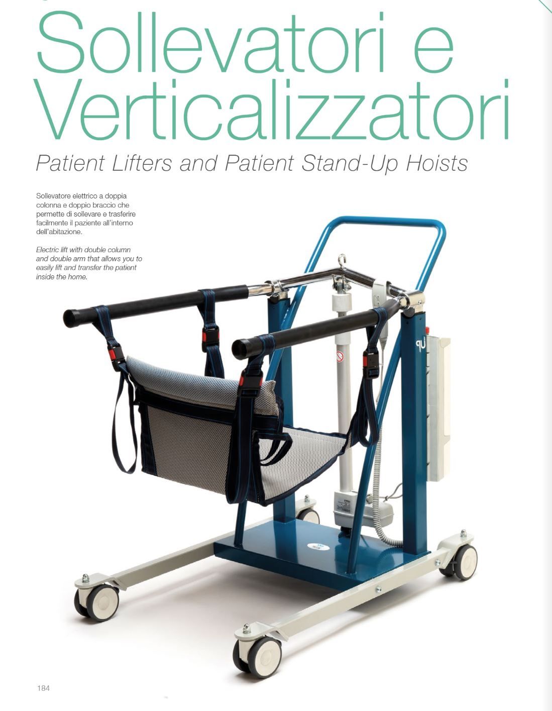 Sollevatore per pazienti di colore blu, con sedile in rete e ruote, su sfondo bianco con un'intestazione di testo in alto.