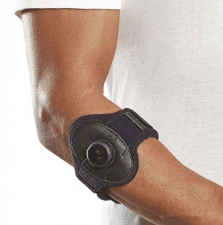 Vista laterale di una persona che indossa un correttore posturale elastico beige sopra una camicia bianca.