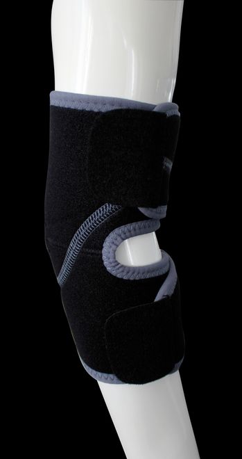 Una vista ravvicinata e dall'alto di due telai di letto in legno sovrapposti, con doghe curve di legno chiaro.