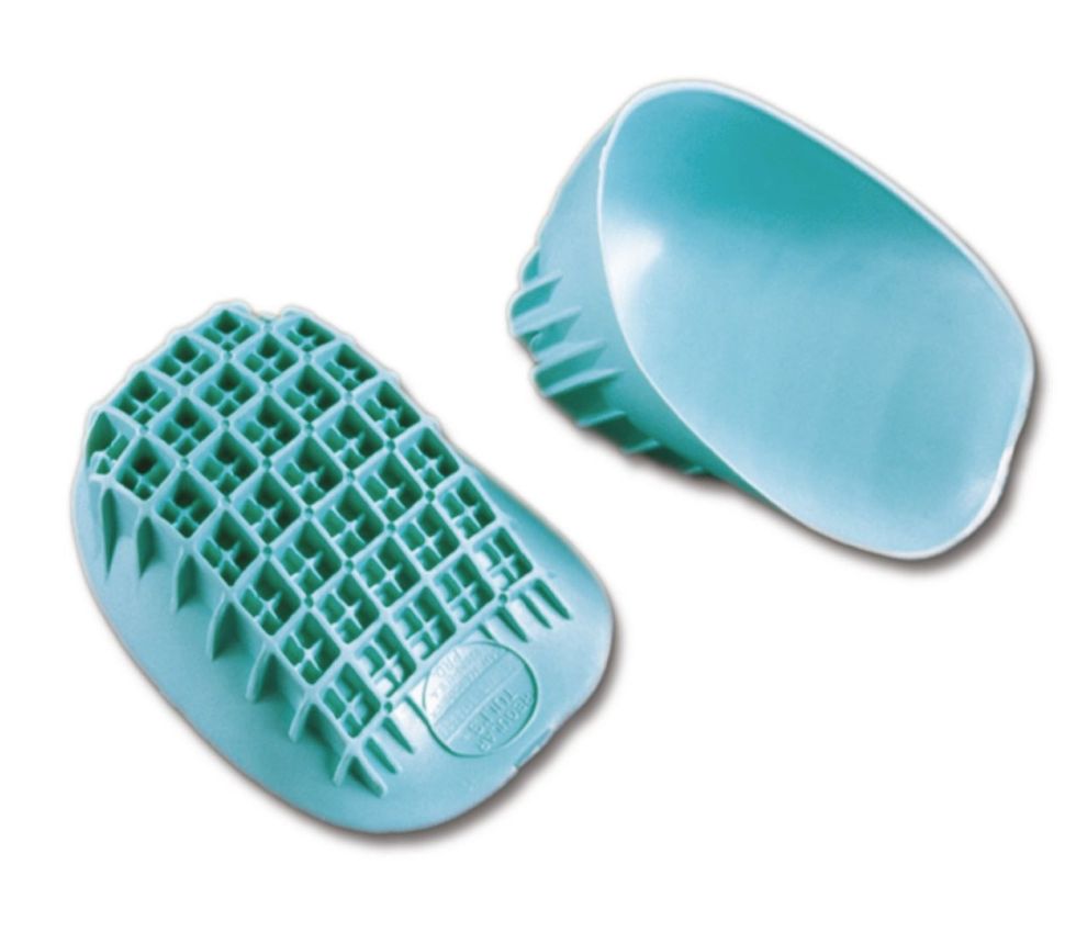 Due talloniere sagomate di colore azzurro chiaro, una con interno liscio e l'altra con supporto a griglia 