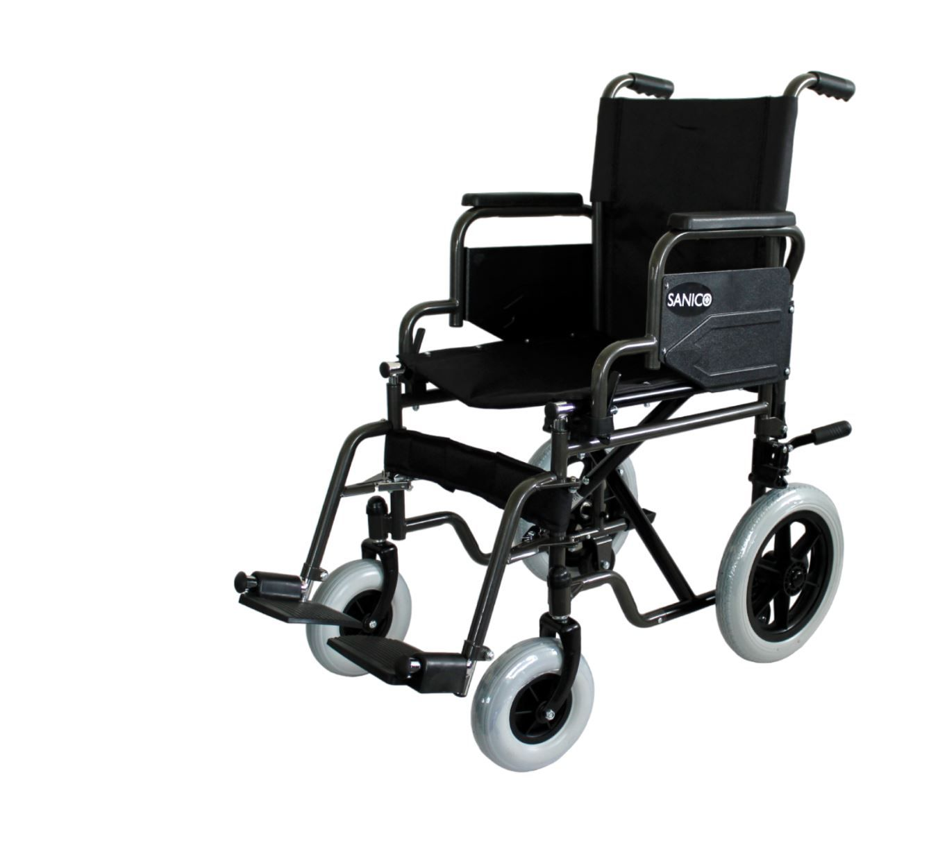 Una sedia a rotelle manuale pieghevole nera con ruote grigie, braccioli e poggiapiedi neri su sfondo bianco.