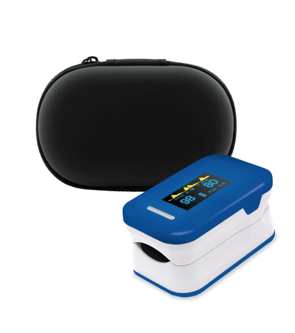 Un pulsossimetro da dito blu e bianco con la sua custodia nera su sfondo bianco.