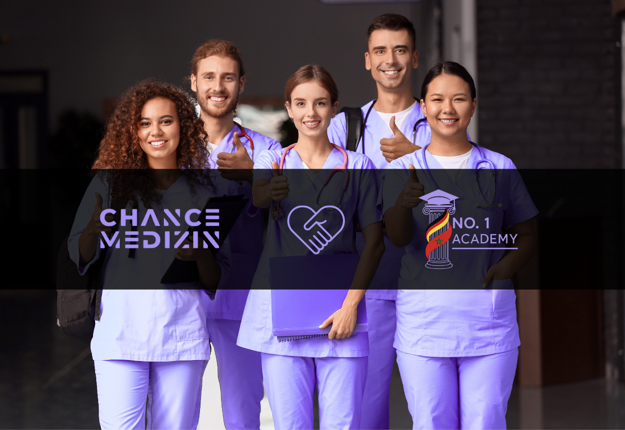 Eine Gruppe Medizinstudenten lächelt und zeigt den Daumen nach oben.