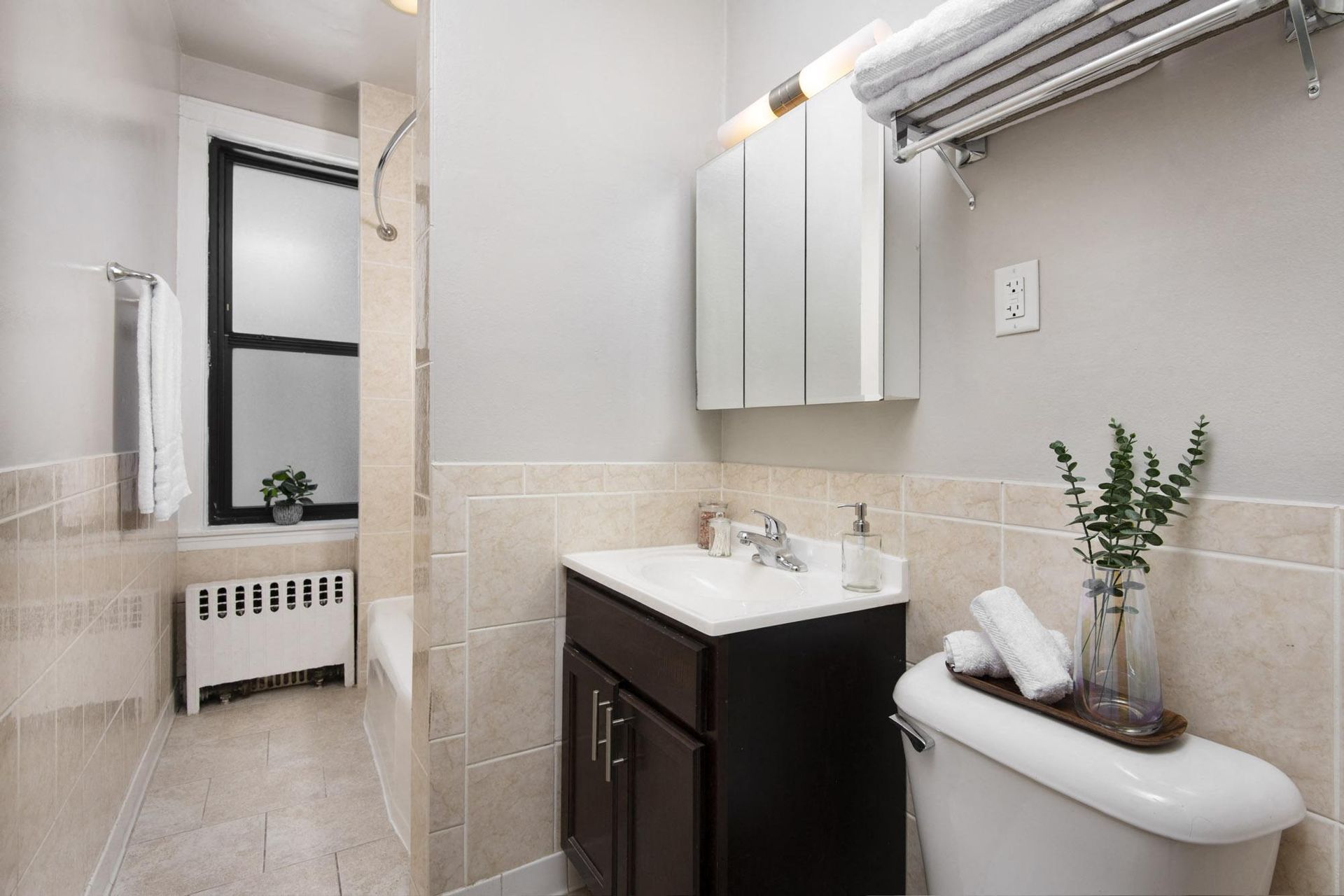 Reside on Surf Bathroom Lakeview Chicago Apartments, 60657