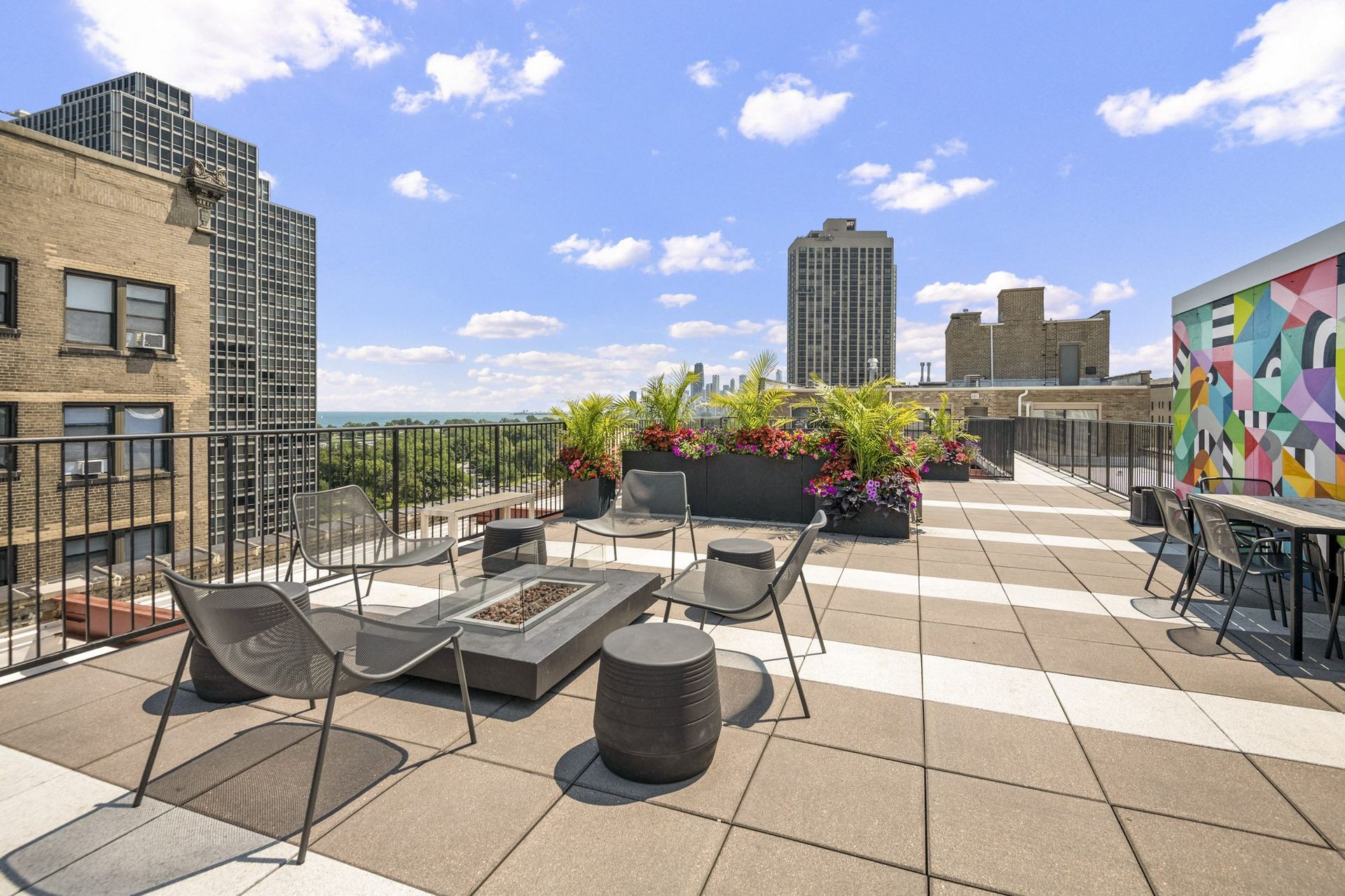 Rooftop Lakeview Chicago Apartments, 60657