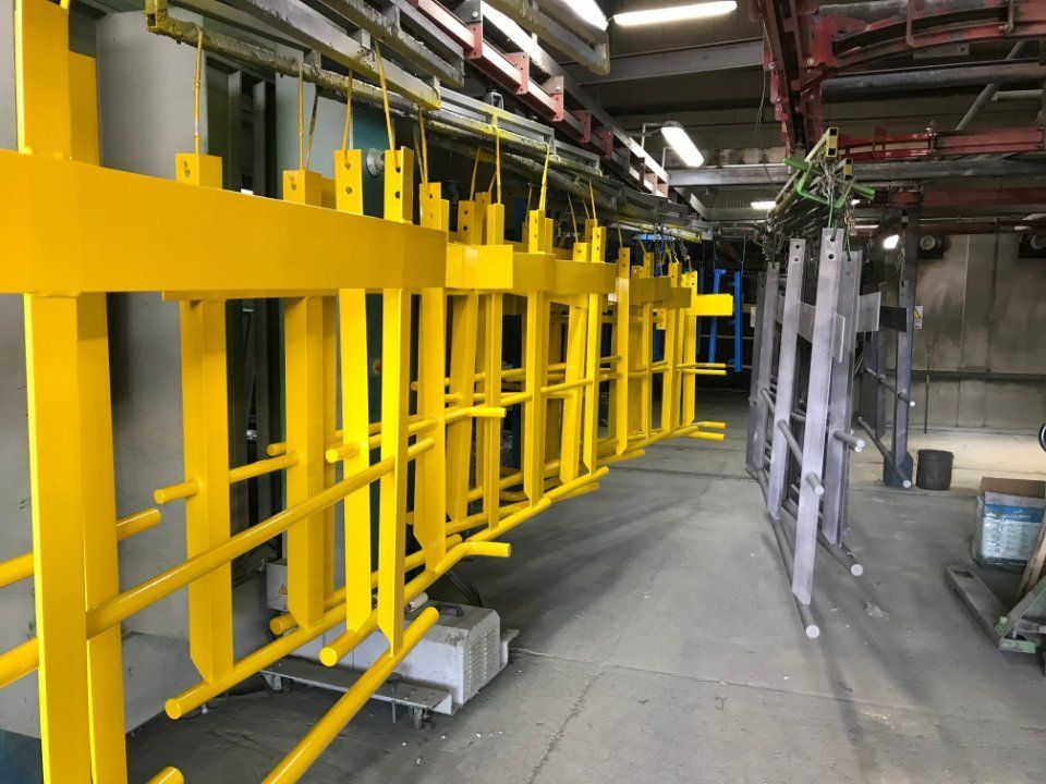 Struttura metallica gialla