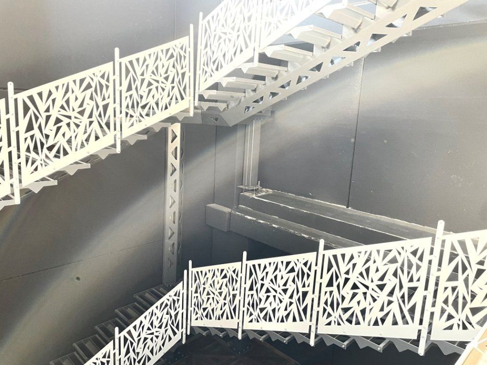 Scala con parapetto decorato