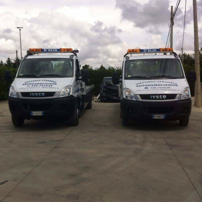 Berlina BMW M3 grigia con cerchi neri e pinze dei freni rosse parcheggiata su una strada.