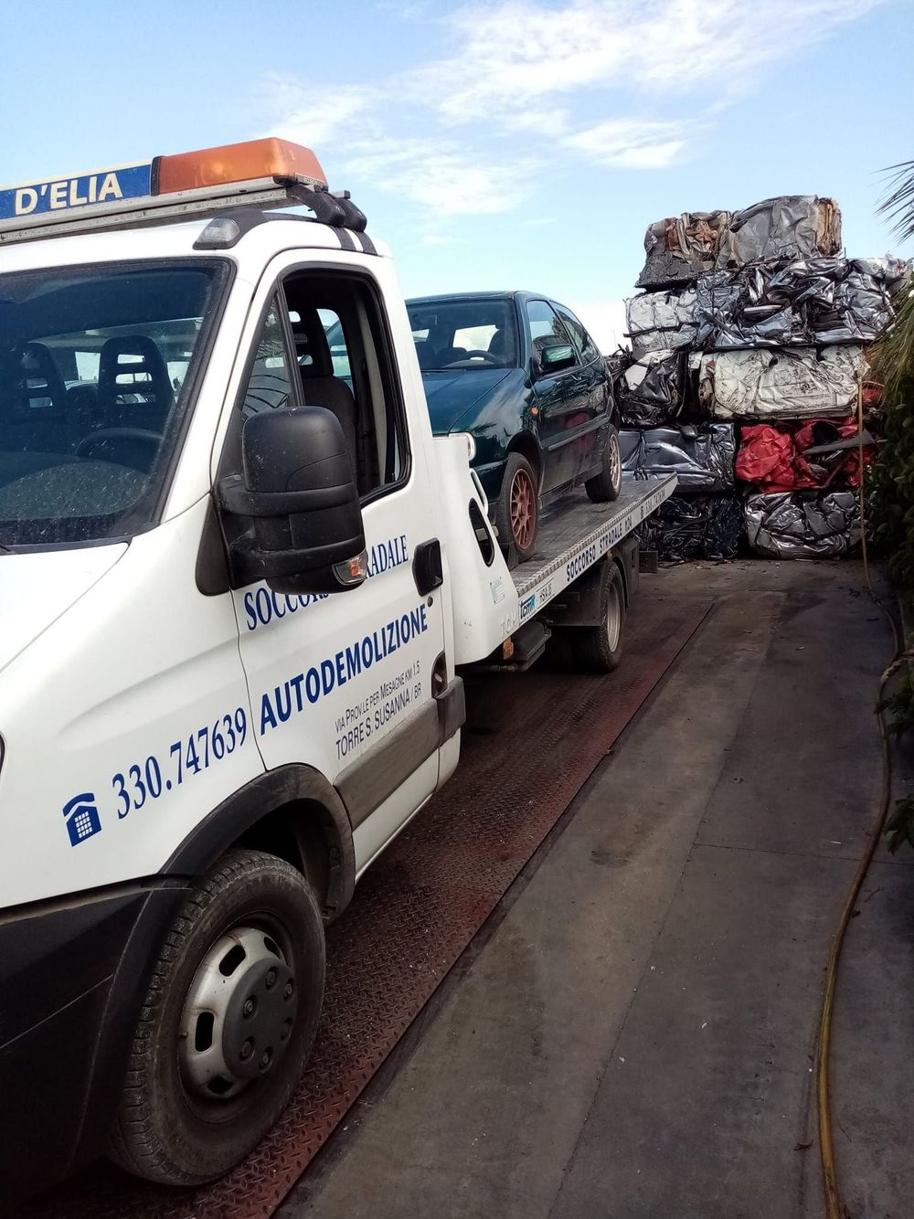 Prima e dopo il restauro dei fari di un'auto. Il faro superiore è opaco, quello inferiore è trasparente.