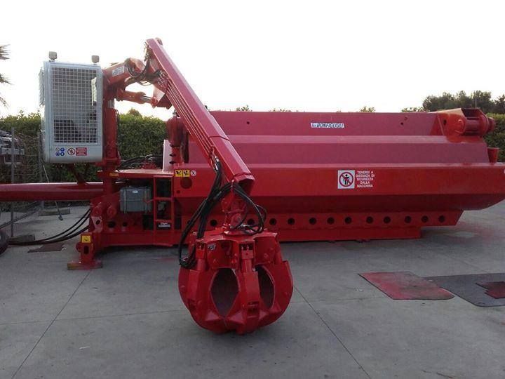 Quattro riprese dell'interno di un'auto con sedili rossi e neri.