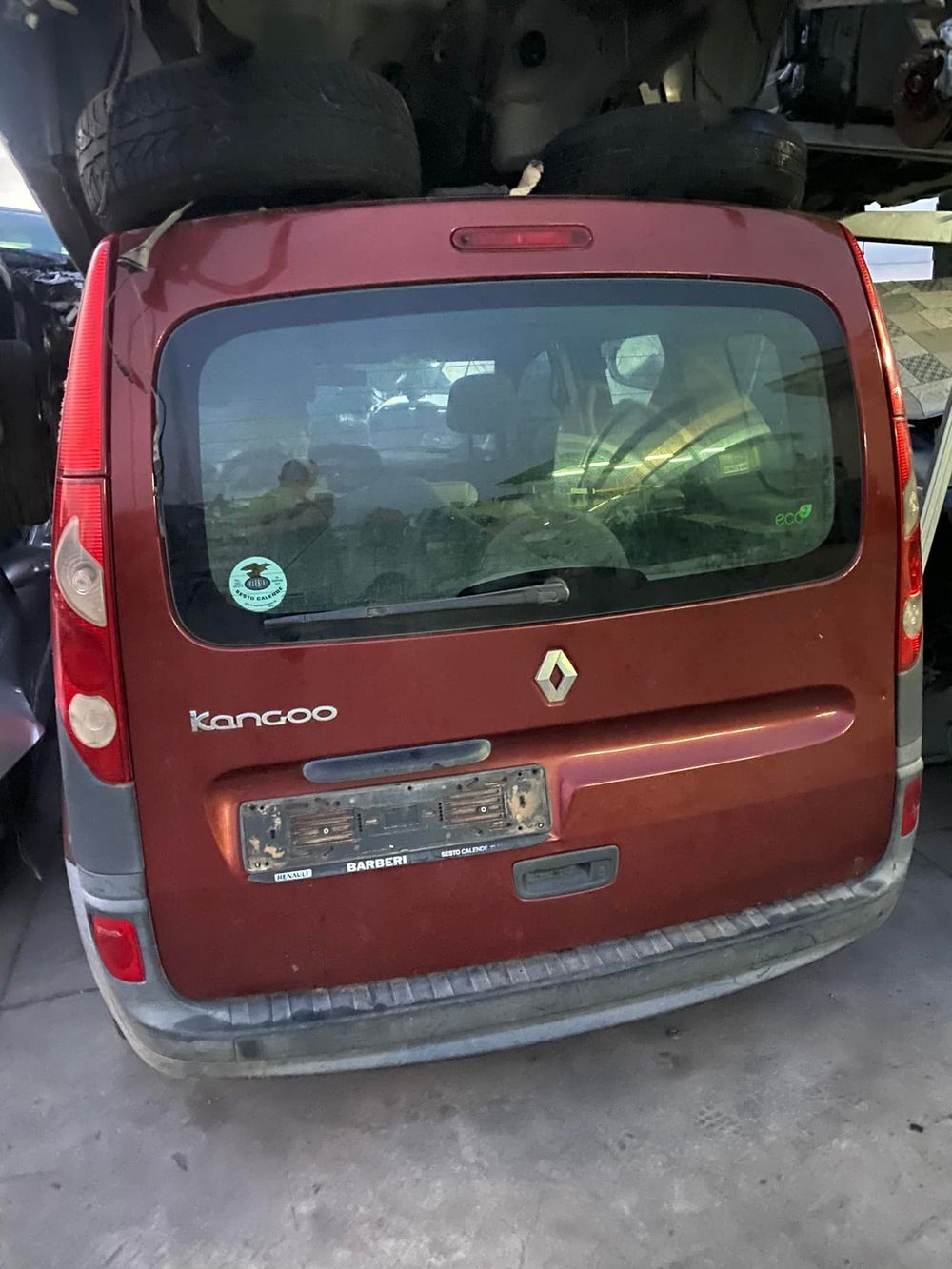 Prima e dopo il restauro dei fari di un'auto. Il faro superiore è opaco, quello inferiore è trasparente.