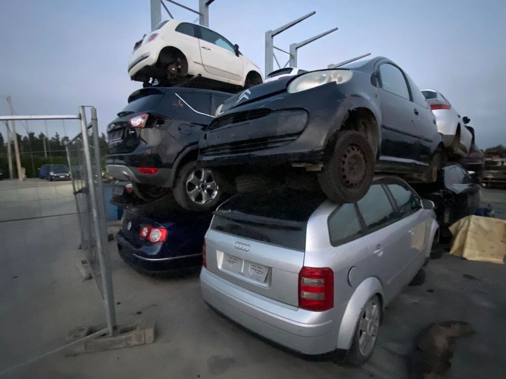 Prima e dopo il restauro dei fari di un'auto. Il faro superiore è opaco, quello inferiore è trasparente.