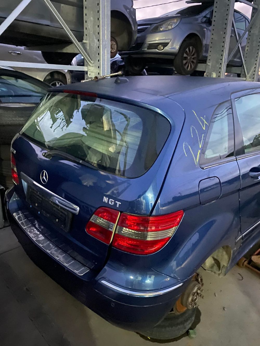 Un'auto sportiva Dodge Viper gialla con strisce nere parcheggiata in strada. Sullo sfondo un edificio.