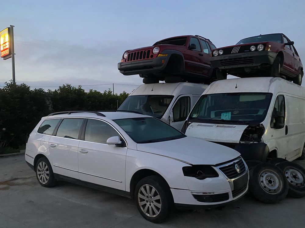 Quattro riprese dell'interno di un'auto con sedili rossi e neri.
