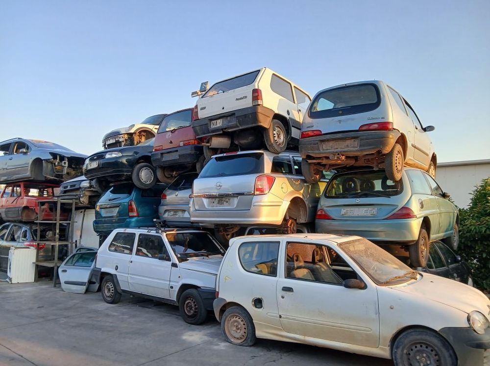 Prima e dopo il restauro dei fari di un'auto. Il faro superiore è opaco, quello inferiore è trasparente.
