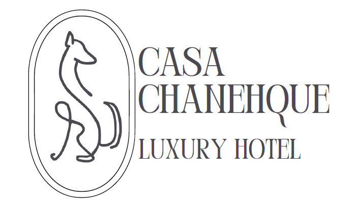 Un logotipo en blanco y negro para el hotel de lujo Casa Chaneque.