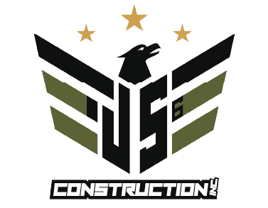 Logo de JUS Construction, représentant un aigle aux ailes vert olive et aux étoiles dorées.