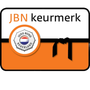 Het JBN-keurmerklogo met een oranje en witte achtergrond, een Judo Bond Nederland-embleem en een afbeelding van een zwarte band.