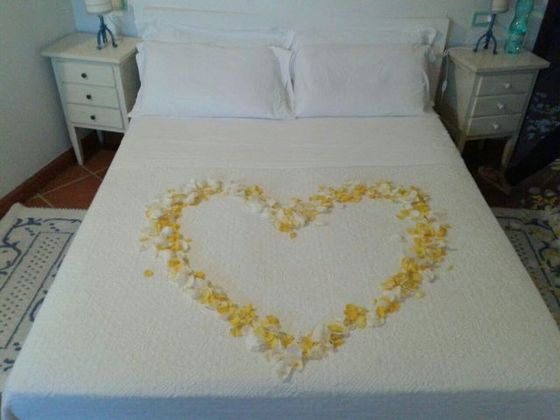 decorazione a forma cuore su un letto