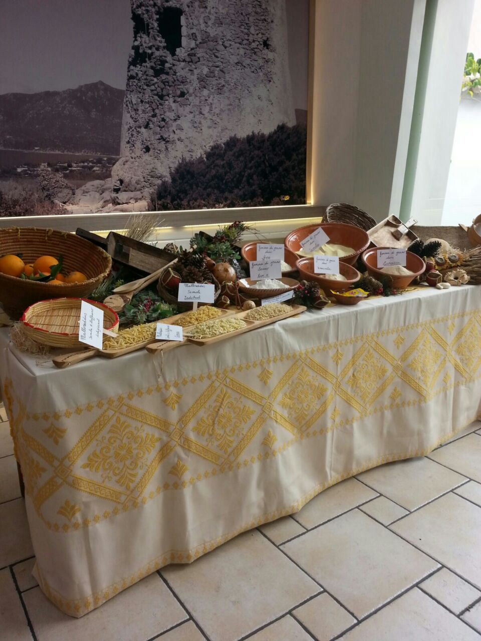frutta e riso su un bancone con cartellino del prezzo