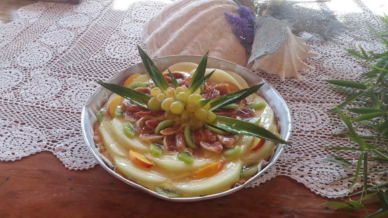 un piatto con decorazione di insalata di frutta