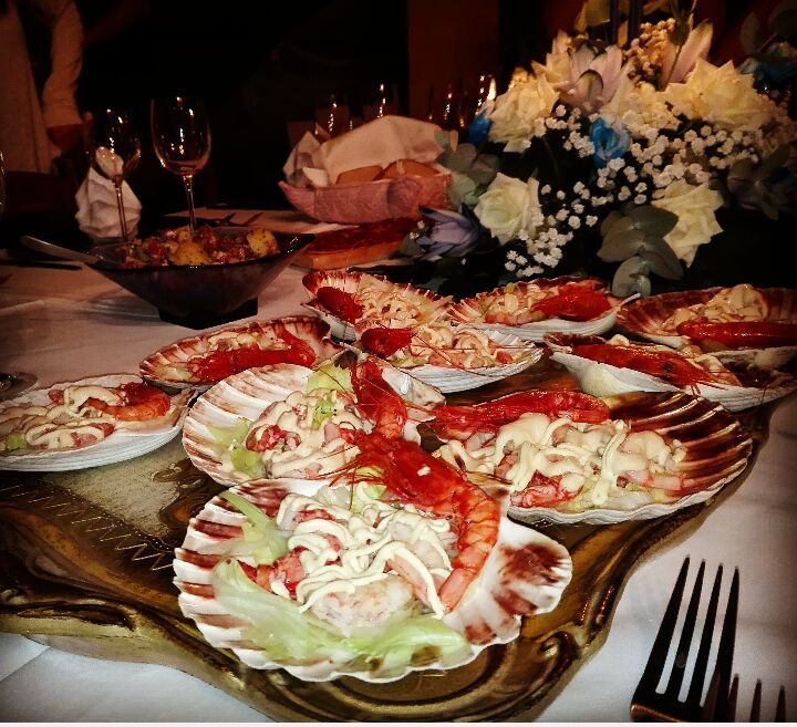 piatti misti di insalate con gambero su un bancone di un cucina