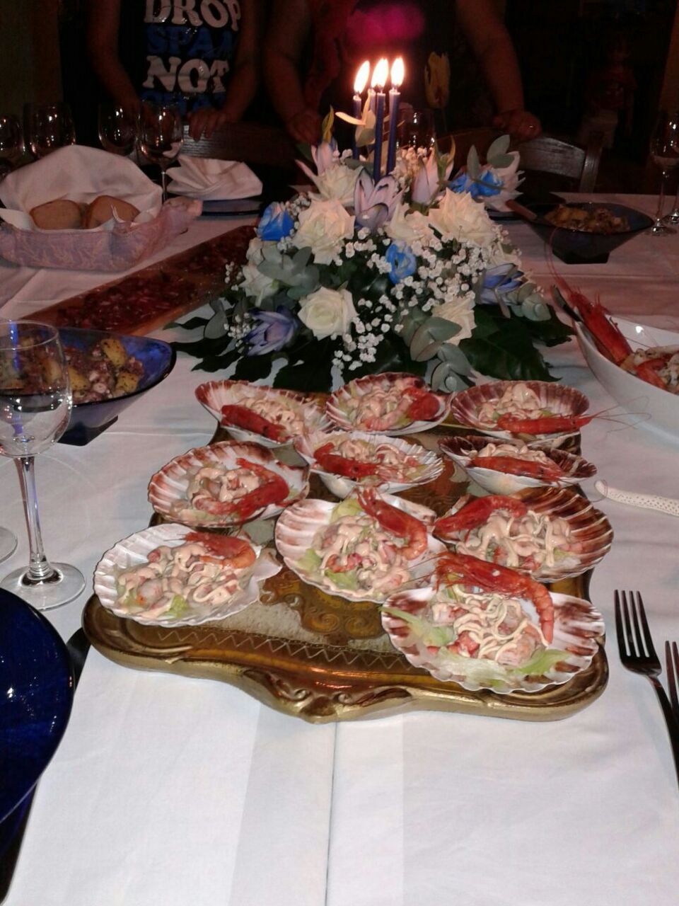 misti di insalate su un bancone di cucina