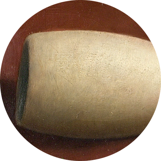 Detail Vloercompositie met kleipijp, kom en groene fles
