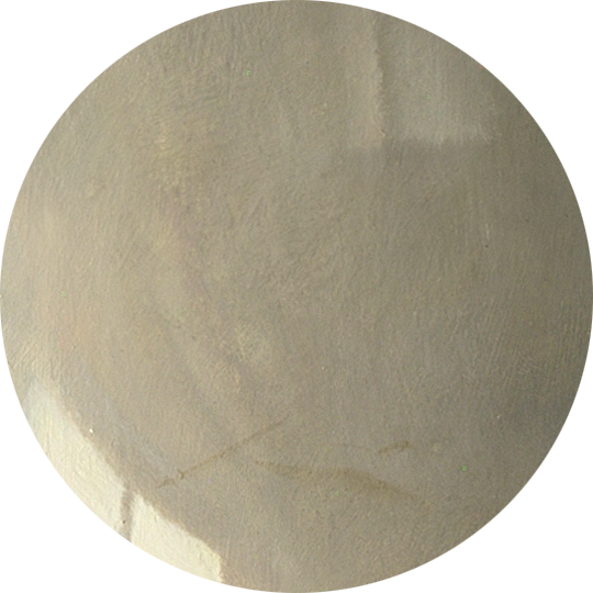 Detail Vloercompositie met kleipijp, kom en groene fles