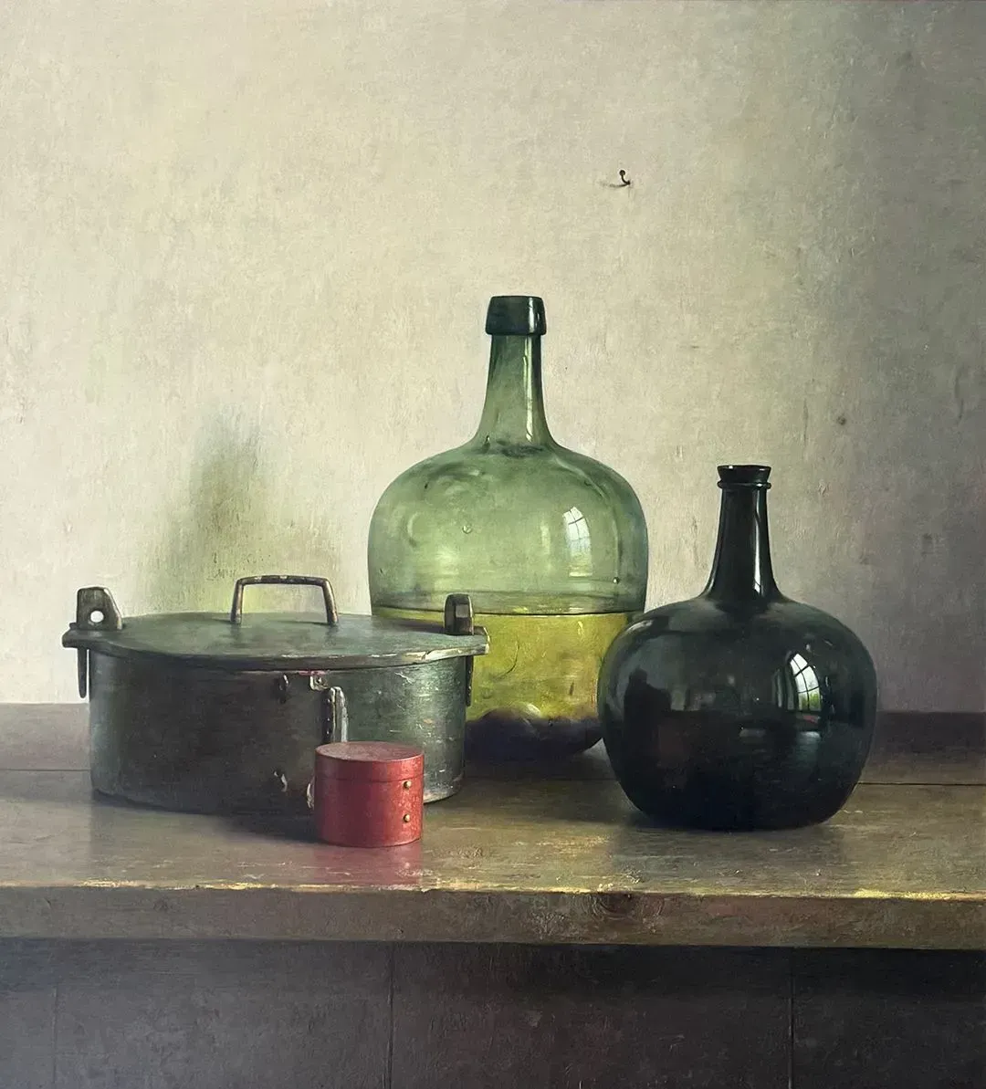 Helmantel Schilderij uit 1990 Butte met twee flessen en rood doosje