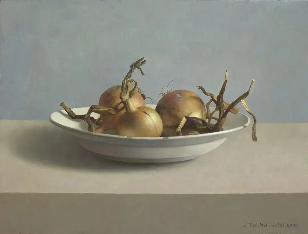 Helmantel Schilderij uit 2021 Stilleven met Delftswitte schaal met drie uien