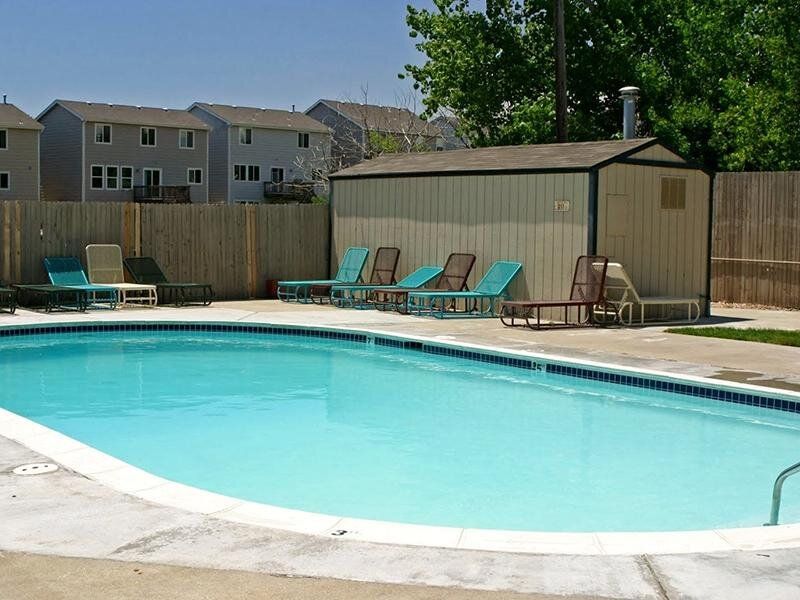 Swimming Pool | Lakeside Villas Apartments in Thornton, CO