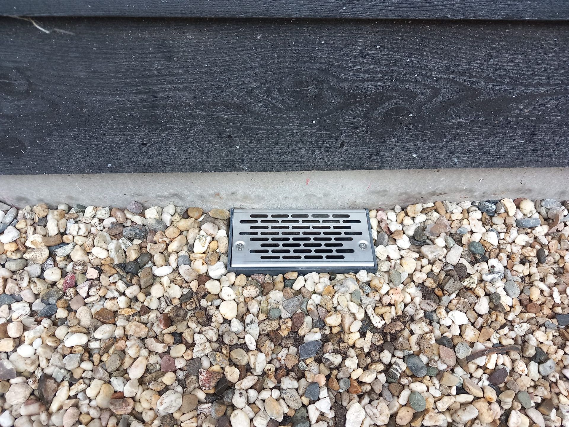 Koekoek kruipventilatie rooster aangebracht in kruipruimte