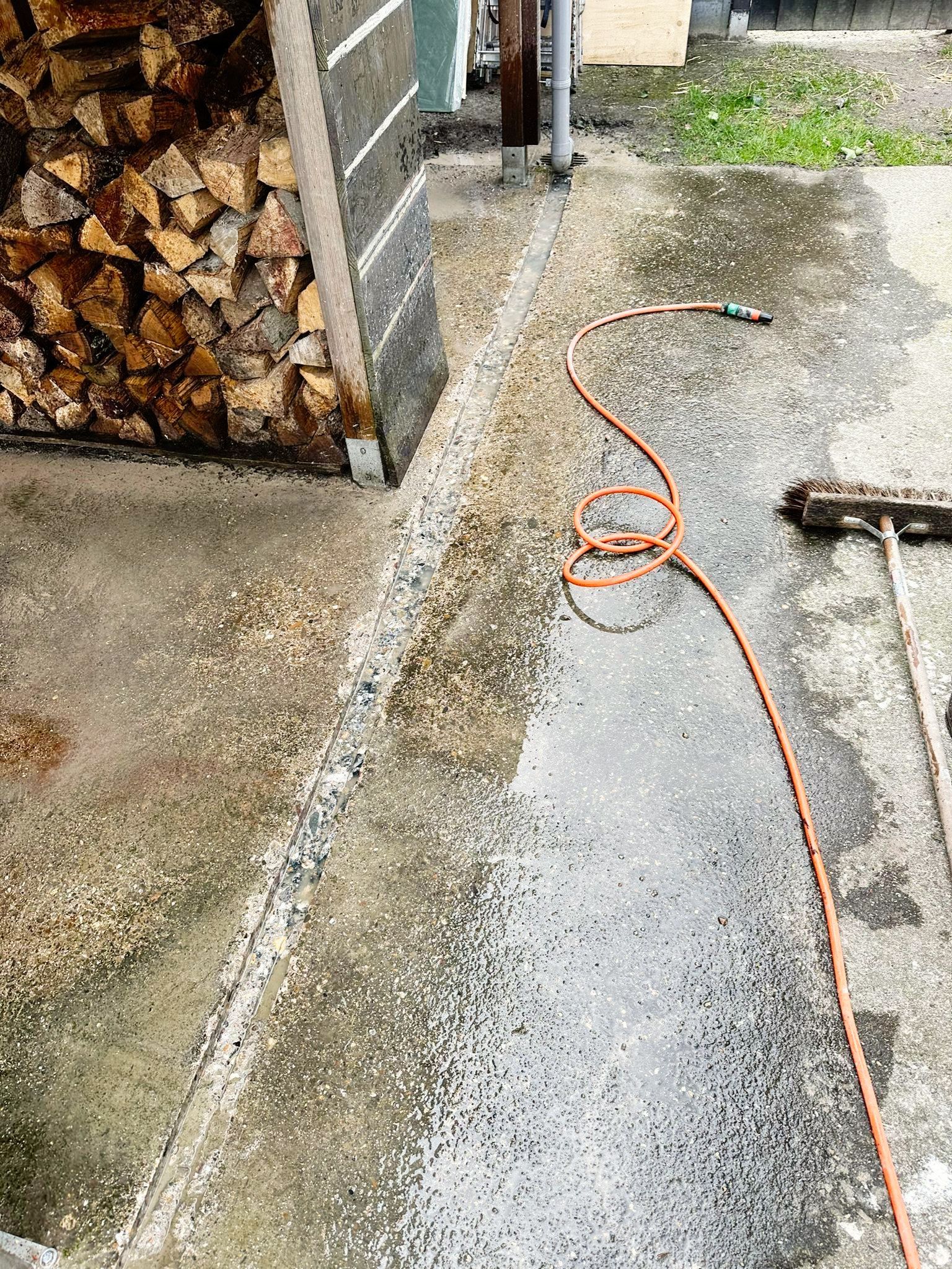 Sleuf in beton gezaagd voor afwatering tuin