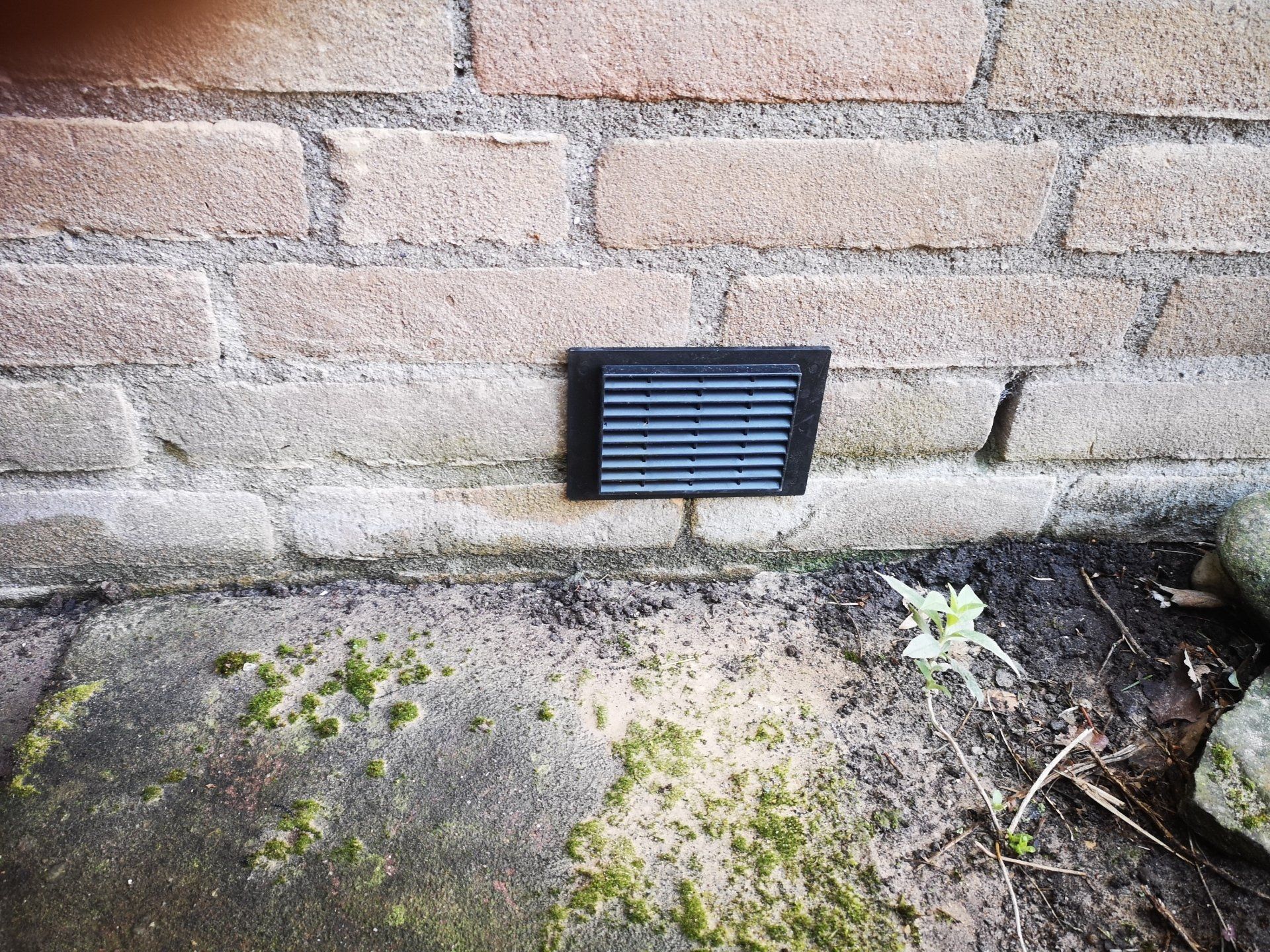 Ventilatie kruipruimte rooster op muur