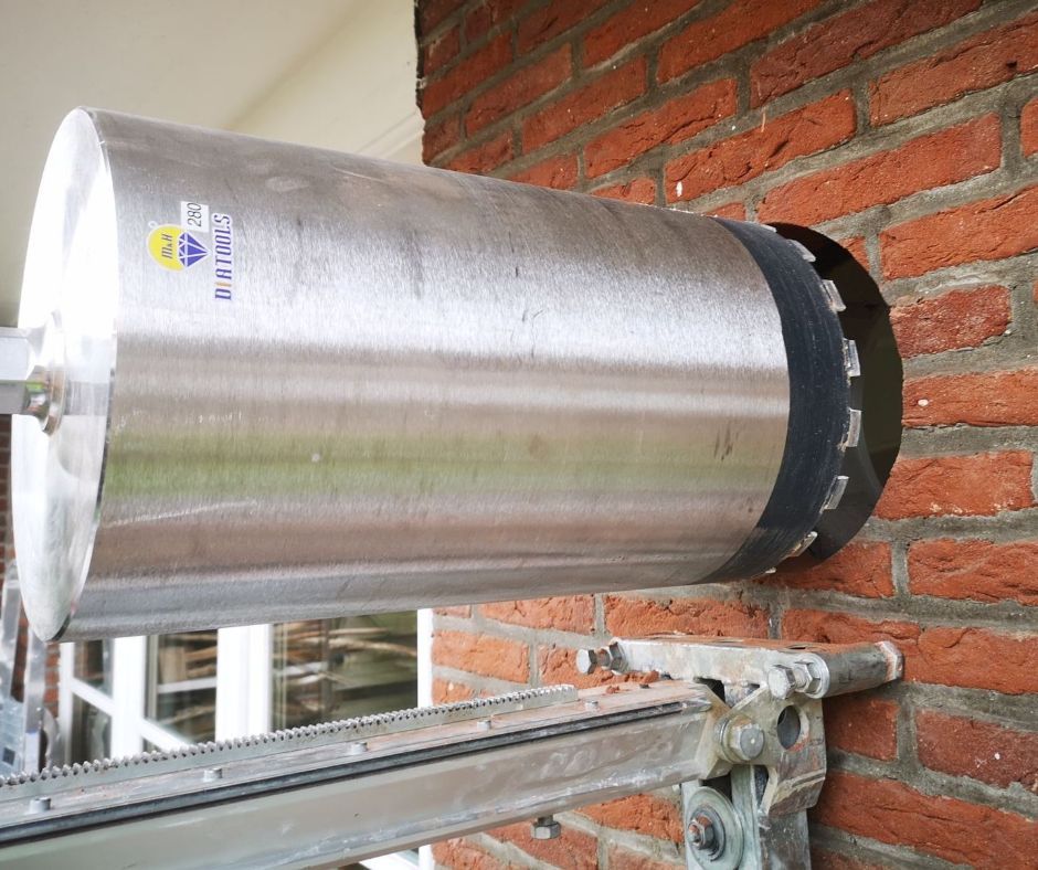 Gat boren in muur