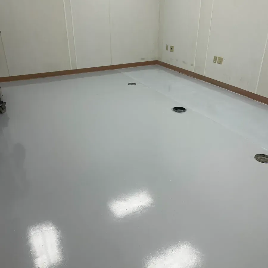 A room with a white floor and a hole in the floor.