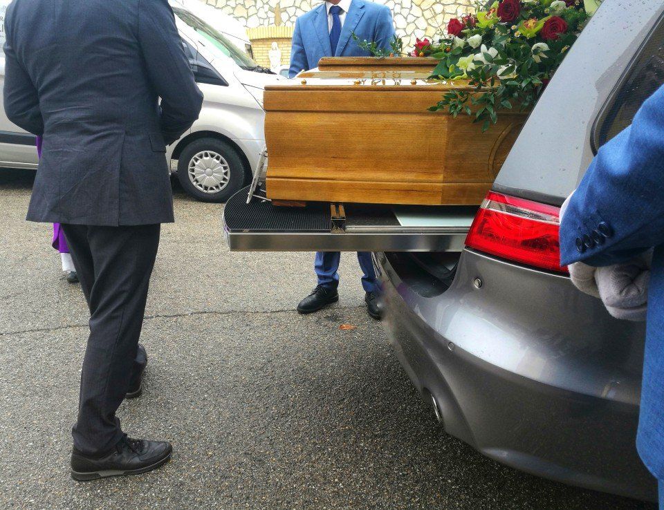 Estrazione cofano funebre da auto per trasporto in nave