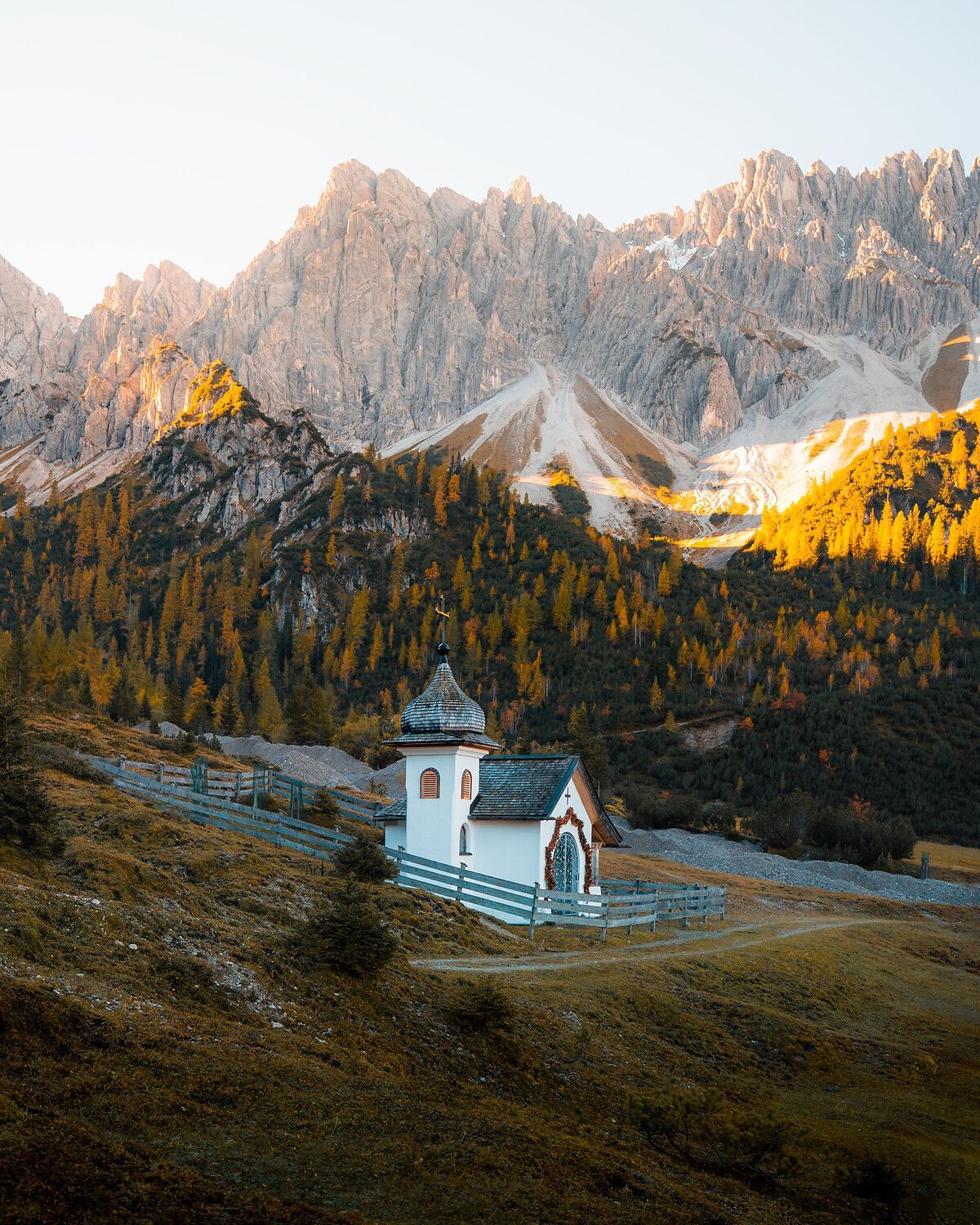 kapelle im herbst im leutasch