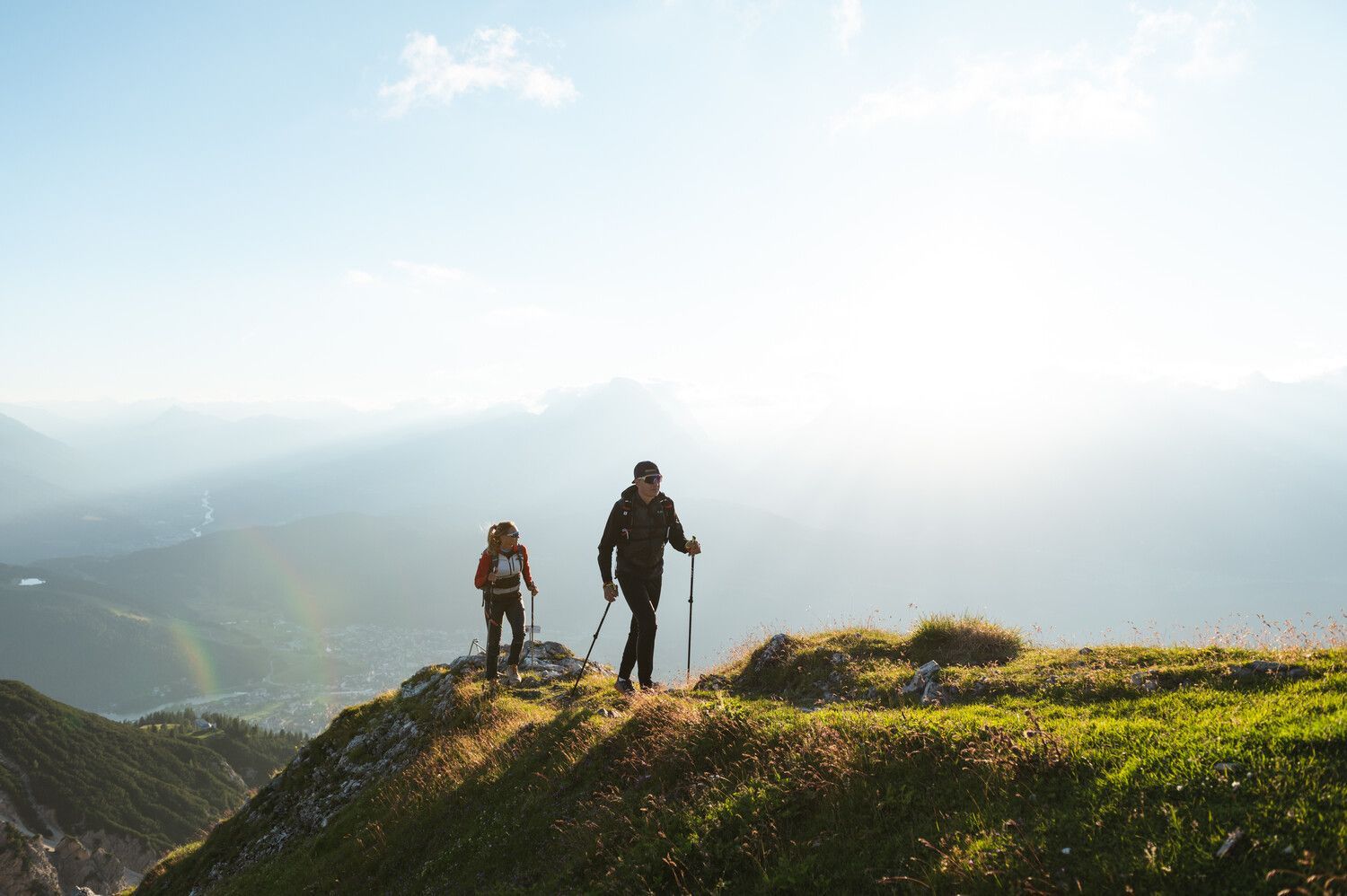 Ein Mann und eine Frau wandern auf einen Berg.