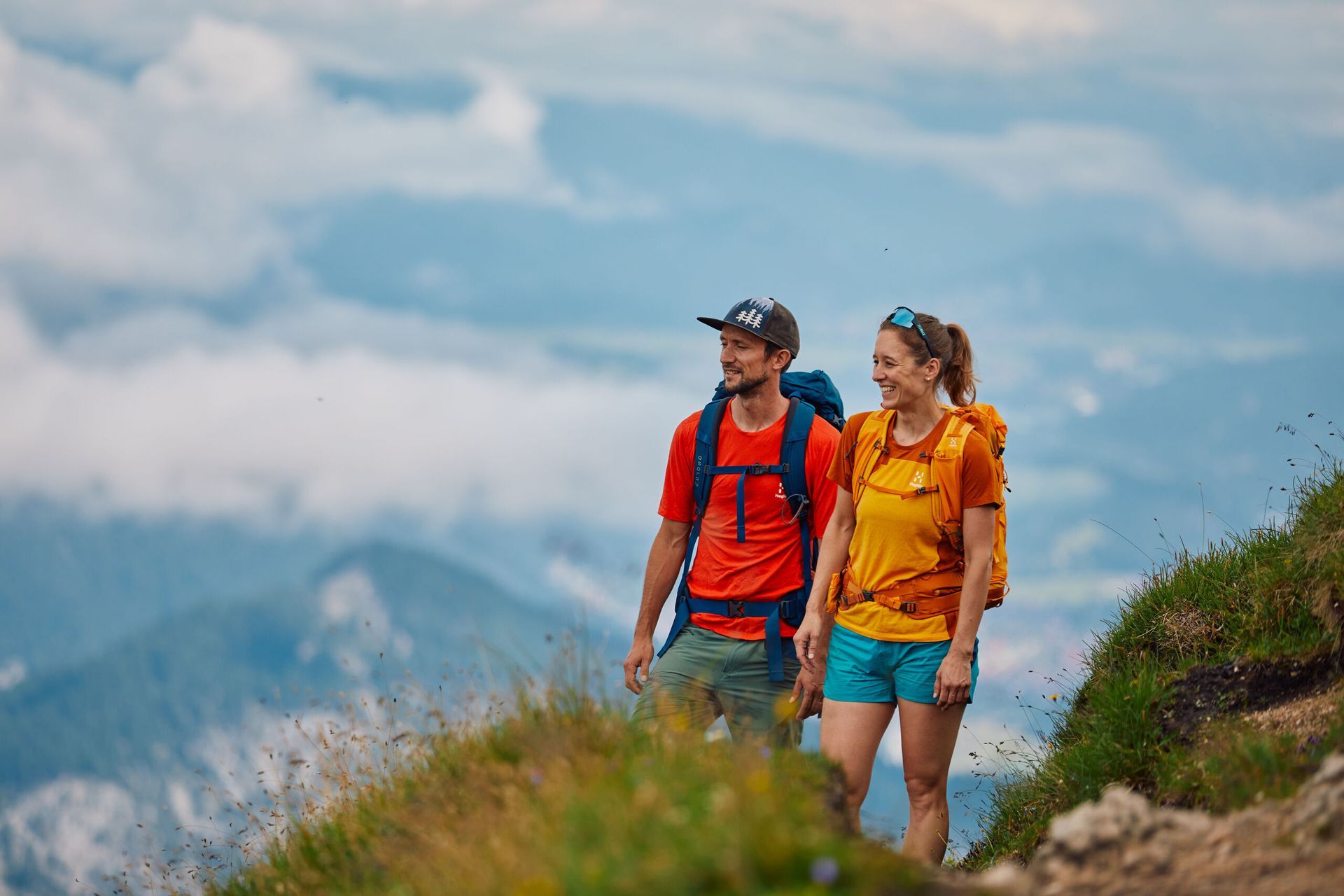 Ein Mann und eine Frau wandern auf einen Berg.