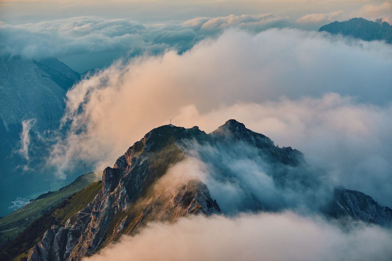 Eine Luftaufnahme eines wolkenbedeckten Berges.